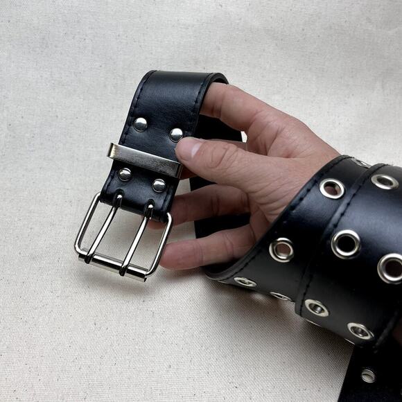 2000s single stitching studded vegan leather black and silver grunge belt - Picture 2 of 8